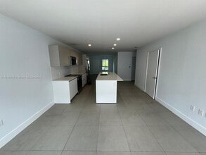 2555 NE 193rd St in Miami, FL - Foto de edificio - Building Photo