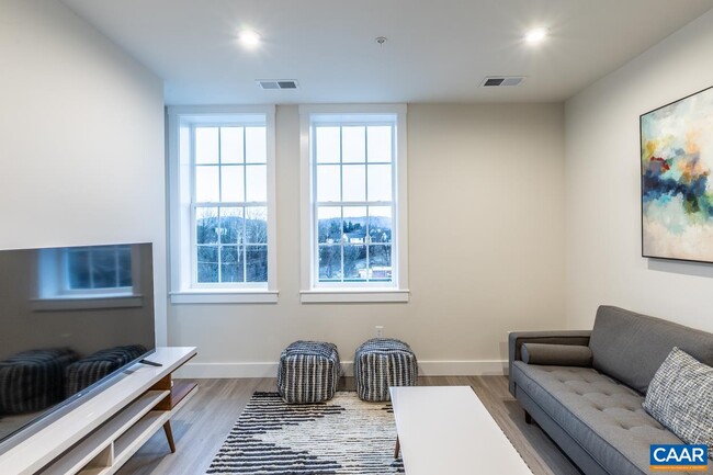 1135 Rose Hill Dr, Unit 305 in Charlottesville, VA - Building Photo - Building Photo