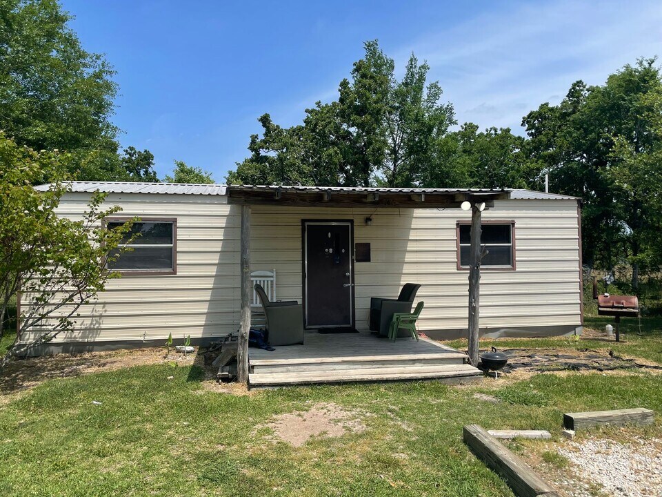 16554 Hwy 6 in College Station, TX - Building Photo