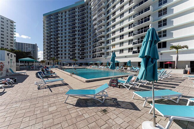 3725 S Ocean Dr, Unit 819 in Hollywood, FL - Foto de edificio - Building Photo