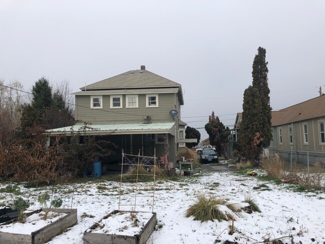 1226 E 12th St, Unit #3 in The Dalles, OR - Building Photo - Building Photo