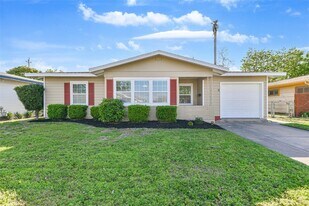 11 Lyncrest Dr in Galveston, TX - Building Photo