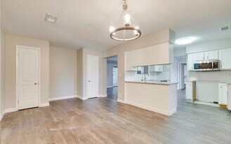 6241 Cranberry Ln E in Jacksonville, FL - Building Photo