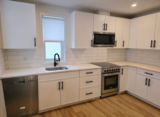 12133-12146 46 St NW in Edmonton, AB - Building Photo - Building Photo