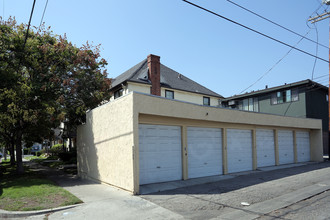 7915 Oakwood Ave in Los Angeles, CA - Building Photo - Building Photo