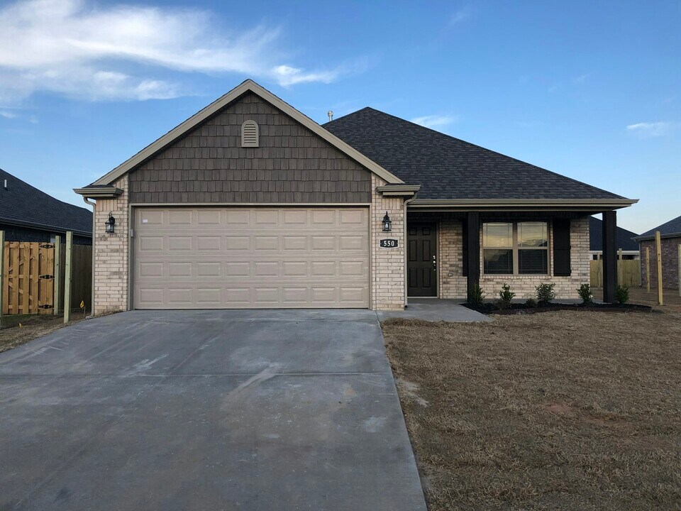 550 Holly St in Centerton, AR - Foto de edificio