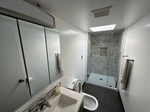 2132 19th Ave, Unit B in Oakland, CA - Building Photo - Building Photo