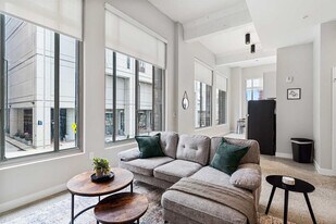 205 W 4th St in Cincinnati, OH - Building Photo