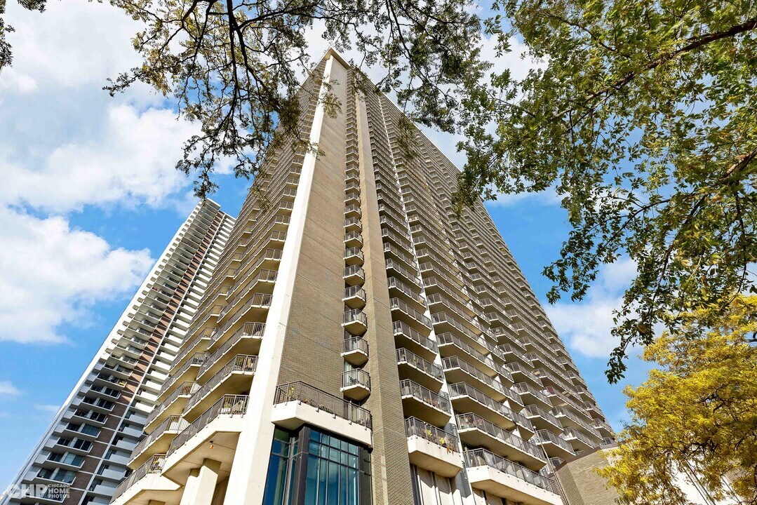 6007 N Sheridan Rd in Chicago, IL - Building Photo