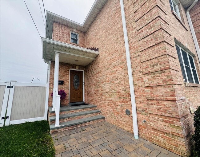6 Guilfoy St in Glen Cove, NY - Building Photo - Building Photo