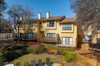 Secluded Oak Villas in San Antonio, TX - Building Photo - Building Photo