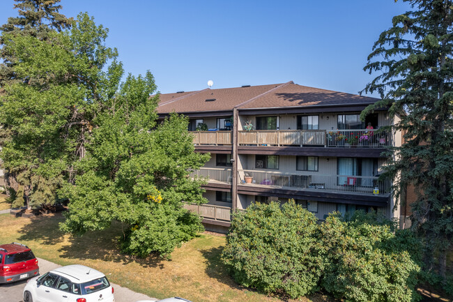 Chinook Place in Calgary, AB - Building Photo - Building Photo