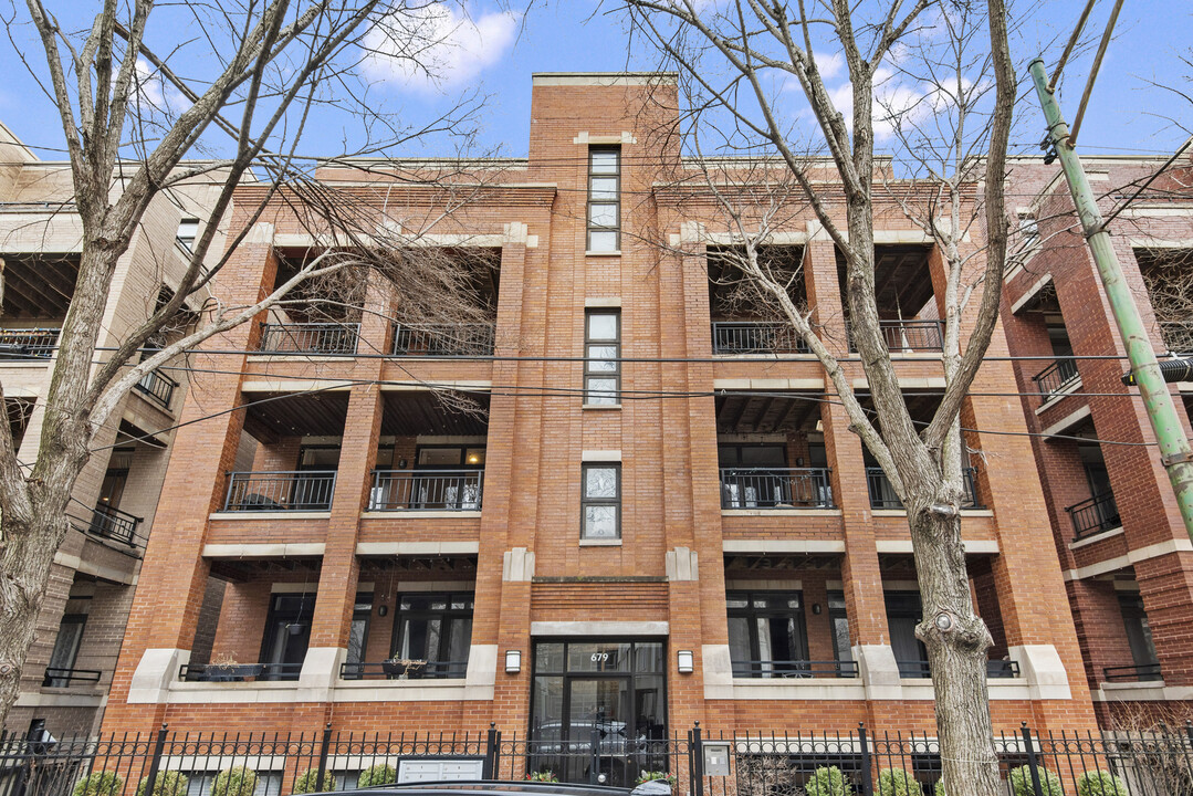 679 N Peoria St in Chicago, IL - Building Photo