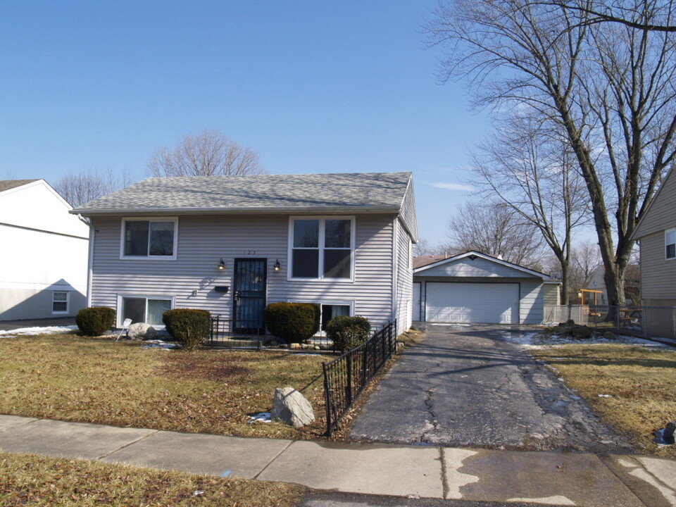 123 N Oak Ln in Glenwood, IL - Foto de edificio