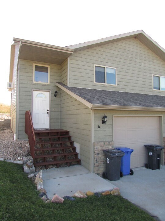 1350 E Oakland St in Rapid City, SD - Building Photo