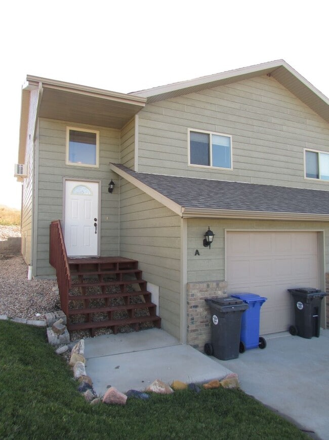 property at 1350 E Oakland St