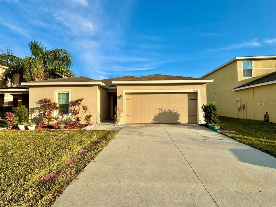 14520 Dunrobin Dr in Wimauma, FL - Building Photo