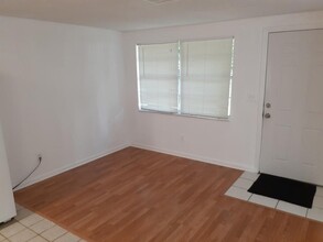 1841 Hacienda Way, Unit Apy C in Holiday, FL - Building Photo - Building Photo