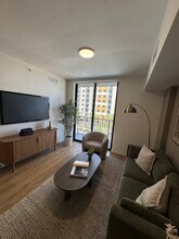 981 E 30th St, Unit A17 in Hialeah, FL - Foto de edificio - Building Photo