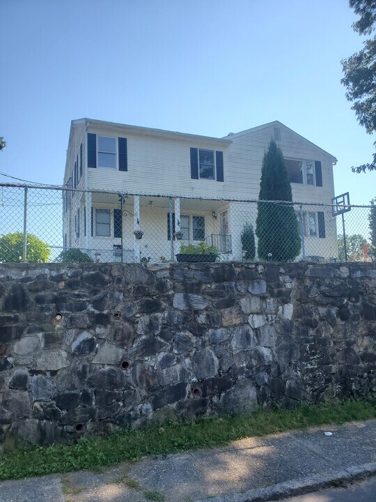 197 Burnsford Ave, Unit 2nd floor in Bridgeport, CT - Building Photo