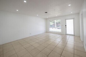 930 Orange Isle in Fort Lauderdale, FL - Foto de edificio - Building Photo