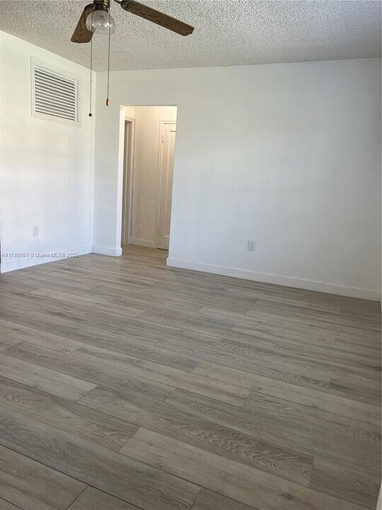 661 SW 11th St in Miami, FL - Building Photo