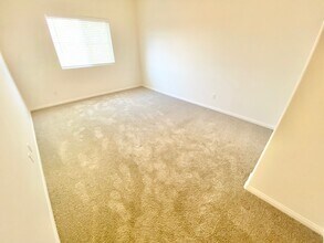 321 Cadence Vista Dr in Henderson, NV - Building Photo - Building Photo