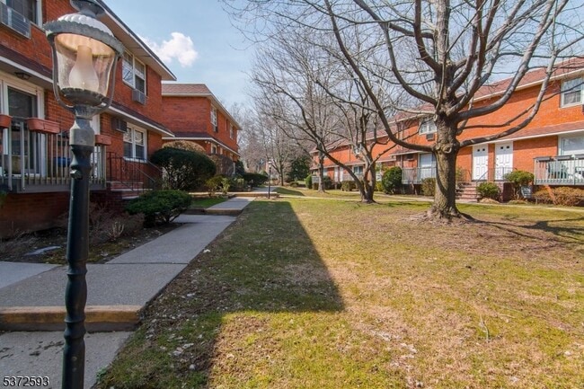 39 Harrison Ave in Montclair, NJ - Building Photo - Building Photo