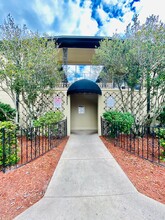 French Courtyard in Jacksonville, FL - Building Photo - Building Photo