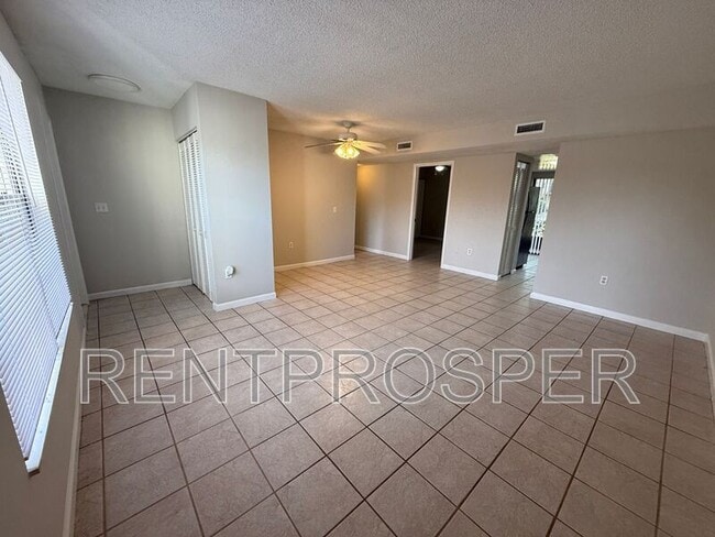 6075 Village Cir S in Orlando, FL - Building Photo - Building Photo