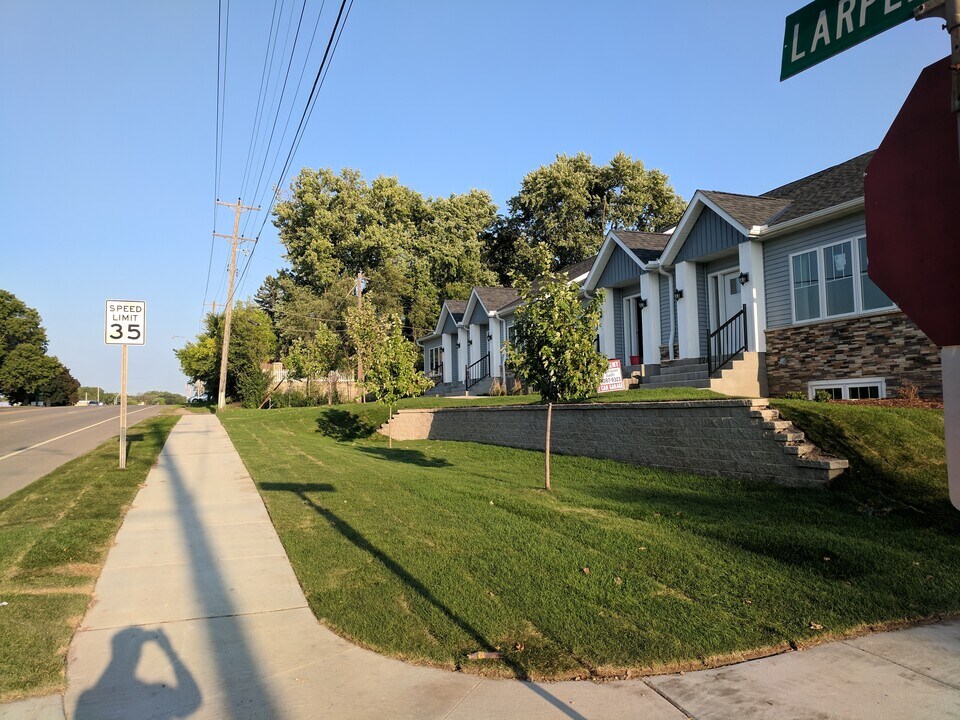 220 Larpenteur Ave W in Roseville, MN - Building Photo