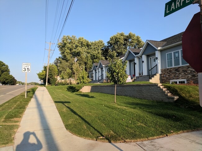 property at 220 Larpenteur Ave W