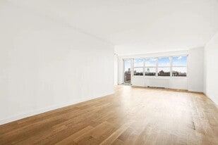 135 Ocean Pkwy in Brooklyn, NY - Building Photo