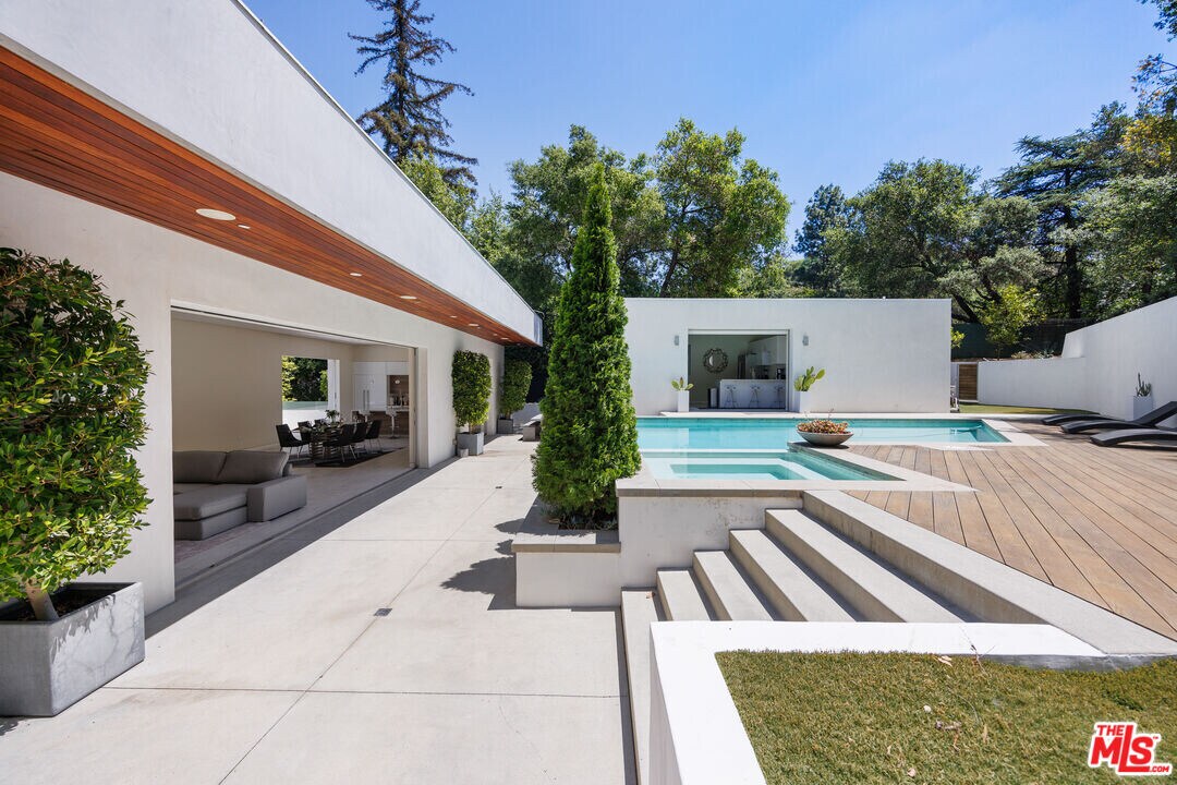 3542 Knobhill Dr in Los Angeles, CA - Building Photo