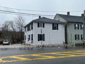 93 W Warwick Ave in West Warwick, RI - Building Photo