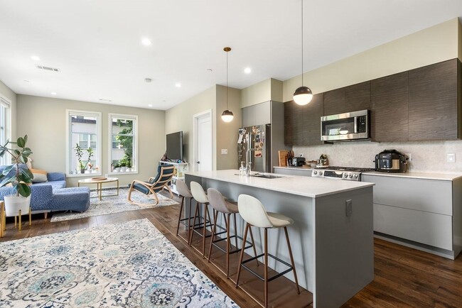 45 Burnett St, Unit 203 in Boston, MA - Building Photo - Building Photo