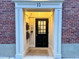 10 Leyden St, Unit 1 in Plymouth, MA - Building Photo