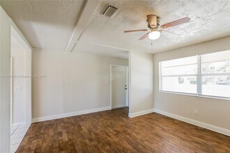 6648 Osborne Dr in Lantana, FL - Foto de edificio - Building Photo