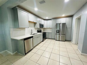 2121 W Powhatan Ave in Tampa, FL - Building Photo - Building Photo