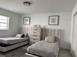 955 W 74th St in Hialeah, FL - Foto de edificio - Building Photo