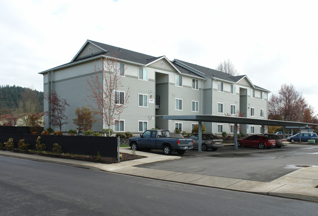 Swale Creek in Sutherlin, OR - Foto de edificio - Building Photo