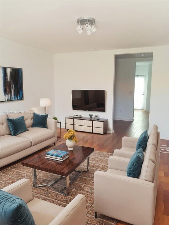 745 13th St in Miami Beach, FL - Building Photo