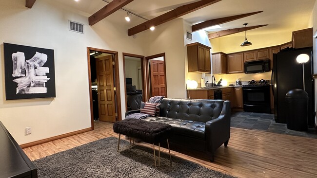 26065 Adamor Rd in Calabasas, CA - Foto de edificio - Building Photo