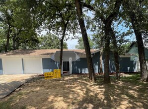 704 W Pleasantview Dr in Hurst, TX - Building Photo - Building Photo