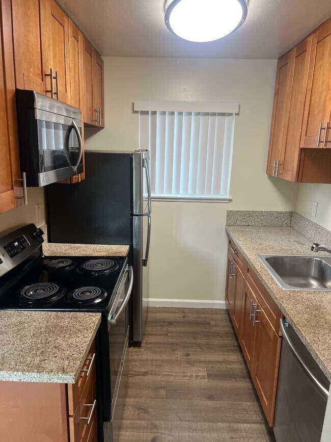 1580 Higgins Way in Pacifica, CA - Building Photo - Building Photo