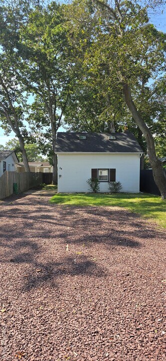 84 Pleasure Ave in Lake Ronkonkoma, NY - Building Photo