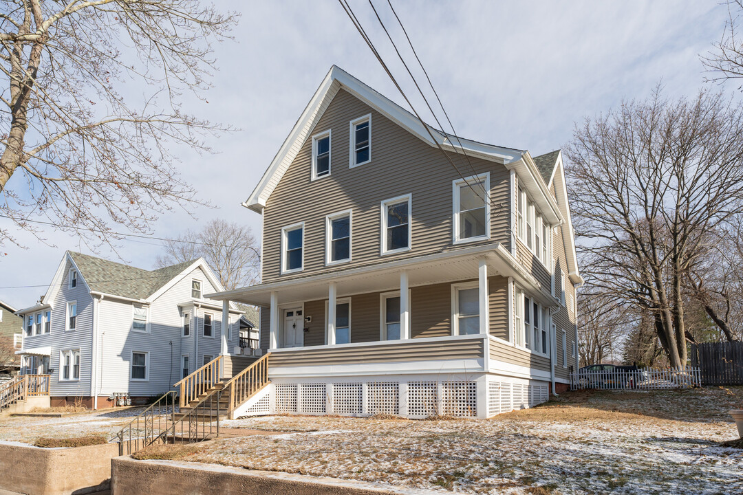 33 Church St in Branford, CT - Building Photo