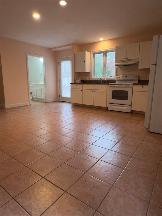 9 Russell Holmes Way in Carver, MA - Building Photo