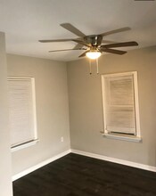 636 N Grove Ave, Unit 2 in Elgin, IL - Building Photo - Building Photo