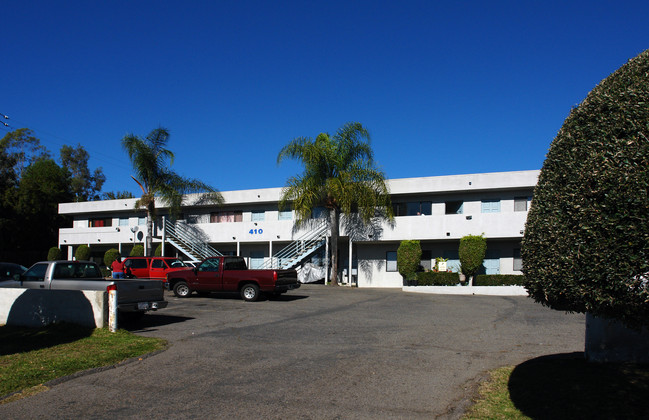 410 E Fallbrook St in Fallbrook, CA - Foto de edificio - Building Photo